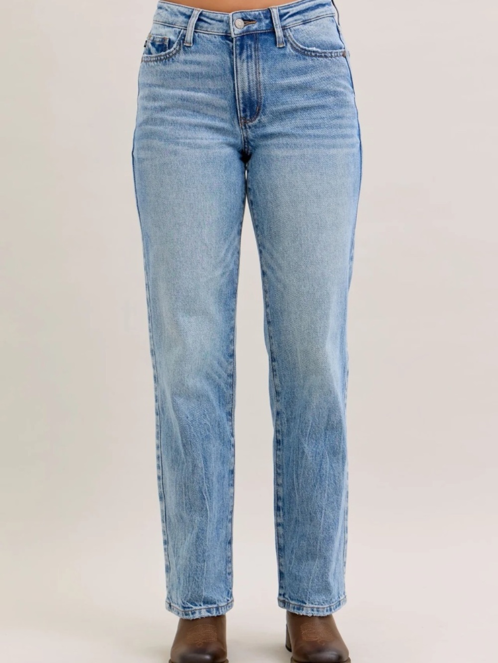 JUDY BLUE PETITE MID RISE LIGHT WASH RIGID MAGIC STRAIGHT, INSEAM 30”